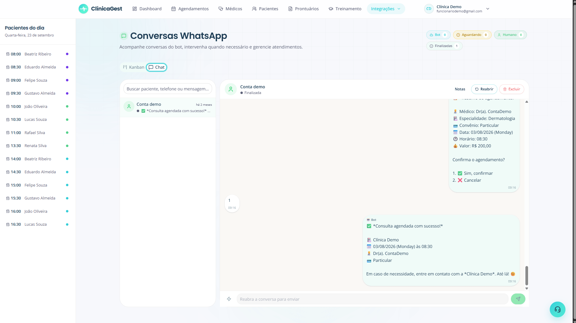 Conversa do WhatsApp dentro do ClínicaGest, com o bot confirmando o agendamento e enviando os dados da consulta